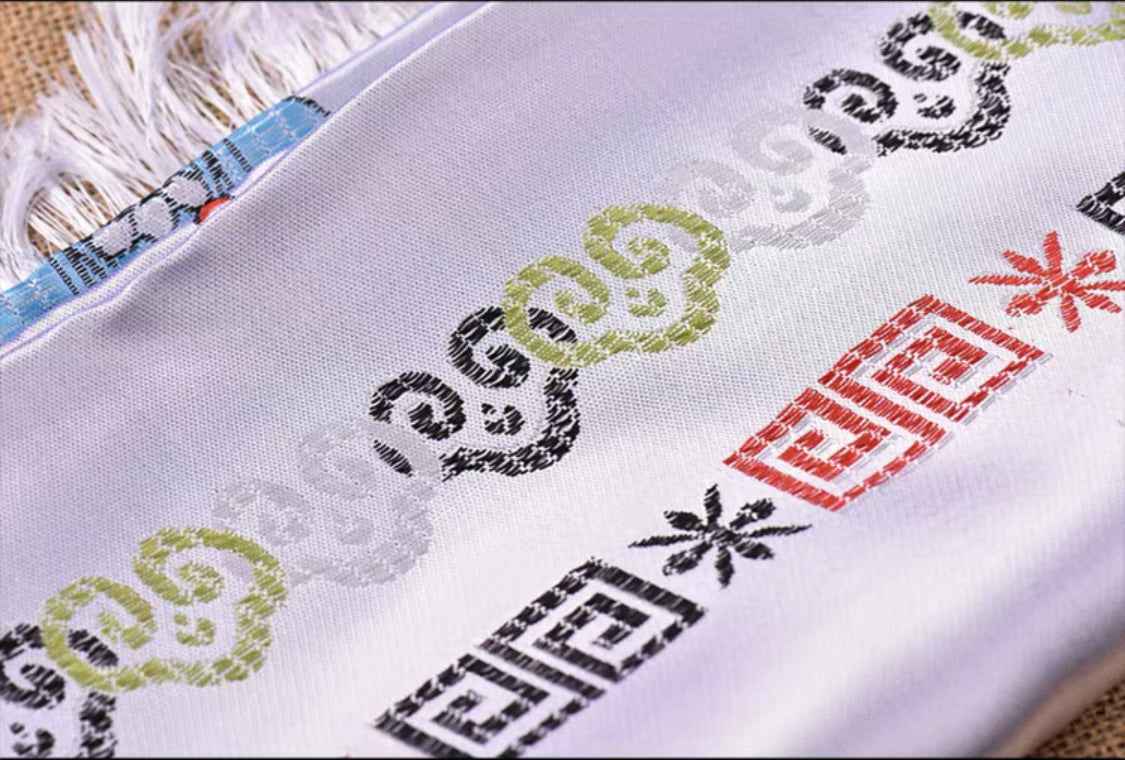 白色繡花藏式吉祥八寶哈達