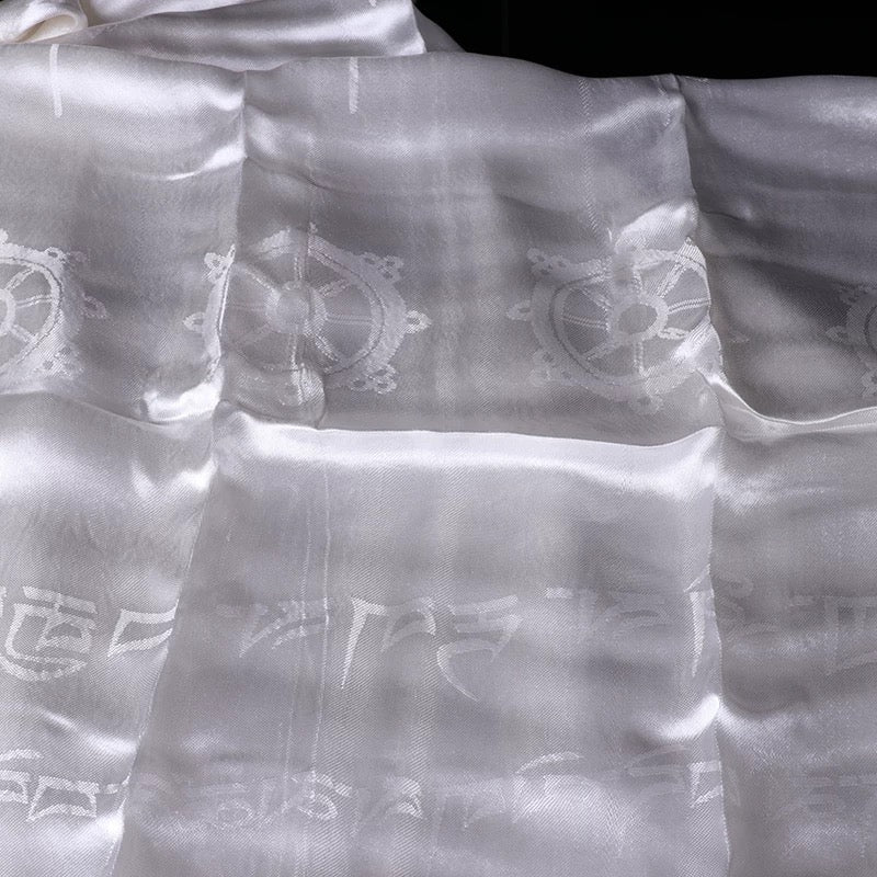白色丝绸藏式哈达——吉祥八宝，290厘米 × 59厘米（114英寸 × 23英寸）
