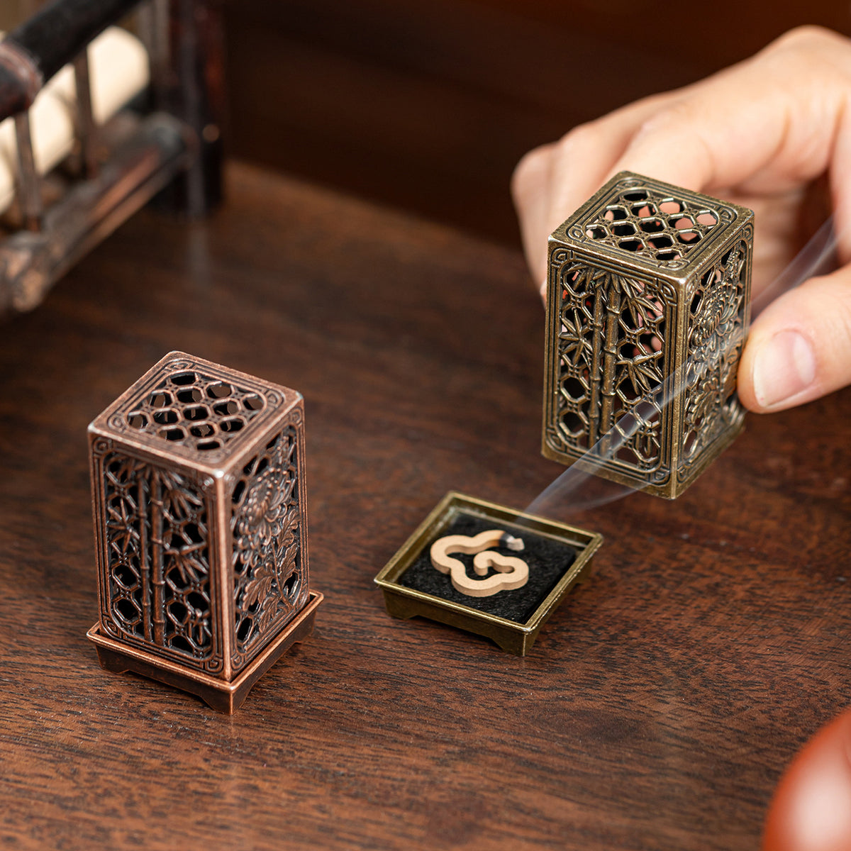 Cross-border explosion New Chinese alloy incense burner Creative Meilan Bamboo Chrysanthemum Hollow aromatherapy burner Small Xiangyun Tower incense burner ornament