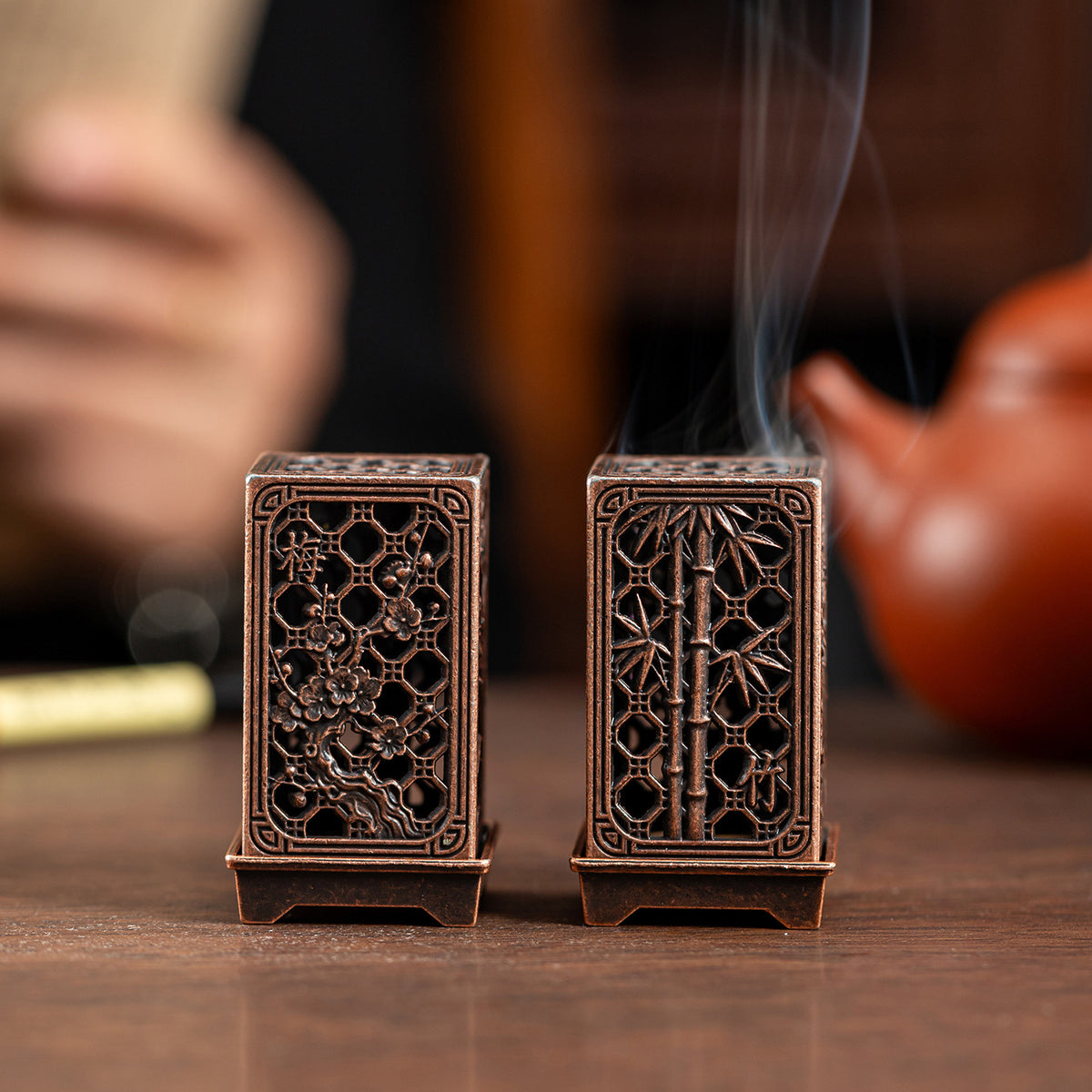 Cross-border explosion New Chinese alloy incense burner Creative Meilan Bamboo Chrysanthemum Hollow aromatherapy burner Small Xiangyun Tower incense burner ornament