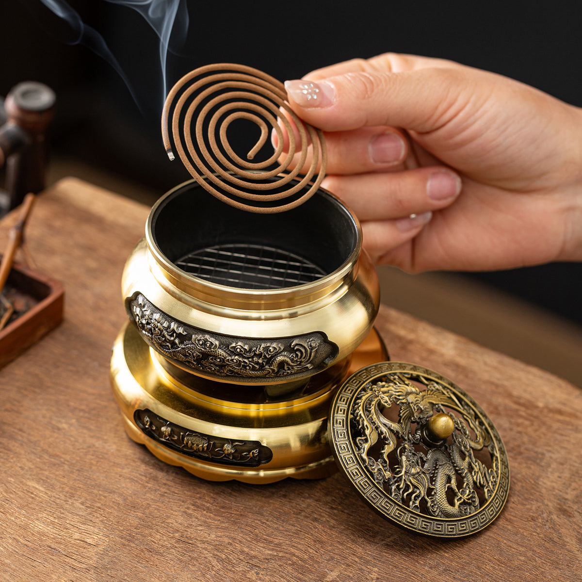 Dragon and Phoenix three-legged relief plate incense burner, golden lotus flat bottom alloy incense burner, indoor ornaments, household God of Wealth burner, Buddha incense burner