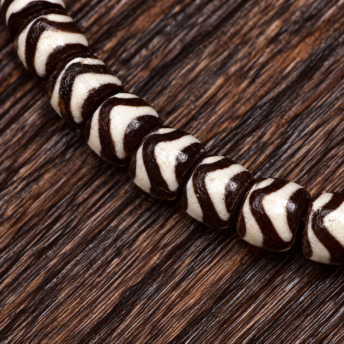 EverestArtstudios Natural Agate Tiger-Tooth Dzi 108-Bead Mala with Red Agate and Clear Quartz — bead detail