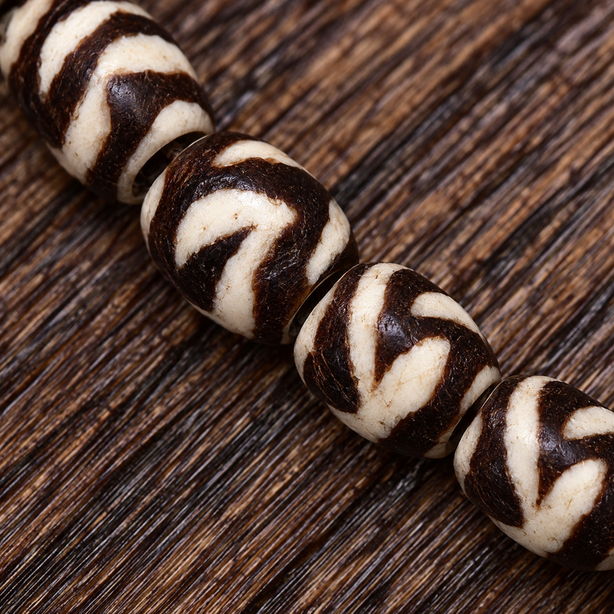 EverestArtstudios Natural Agate Tiger-Tooth Dzi 108-Bead Mala with Red Agate and Clear Quartz — surface detail