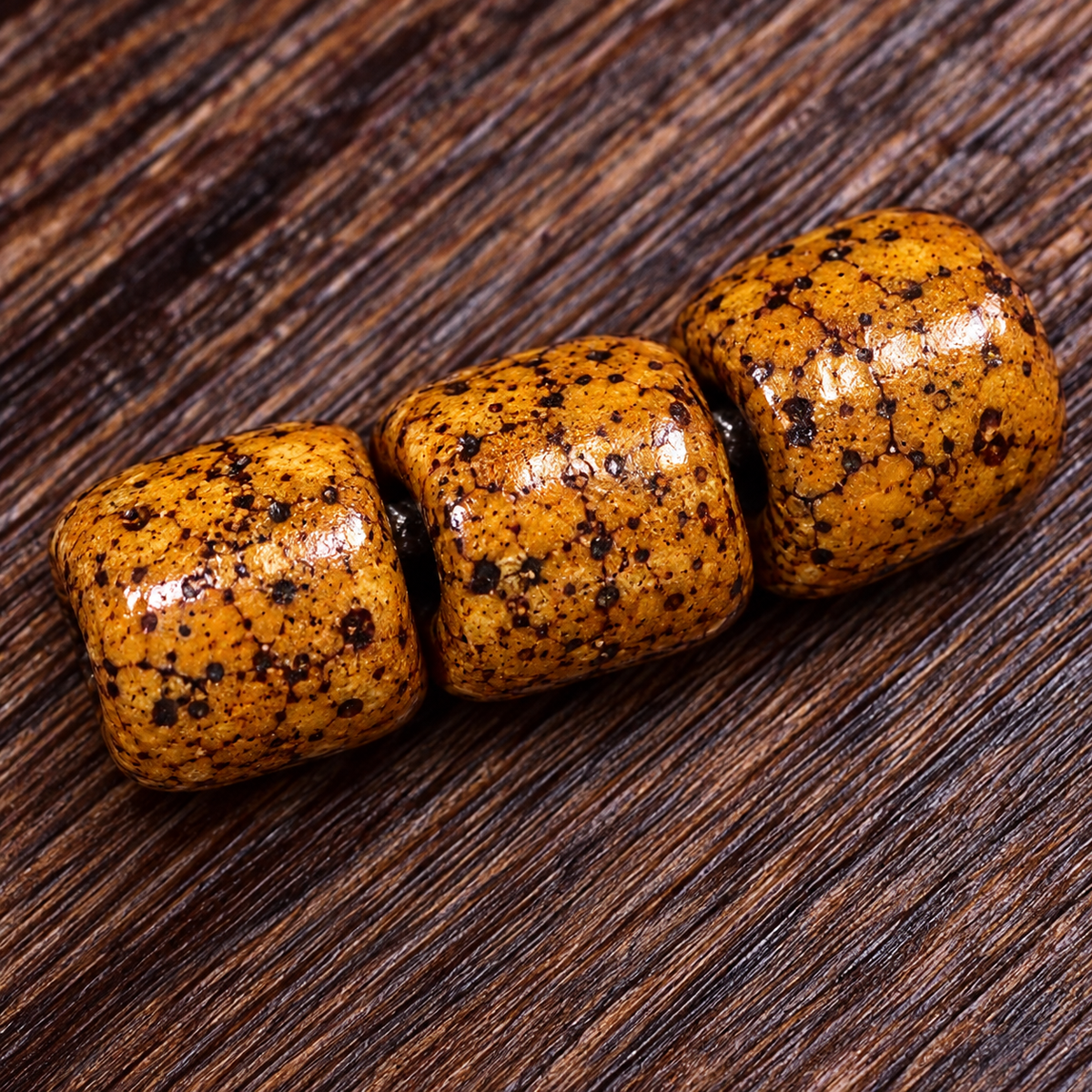 EverestArtstudios Natural Xingyue Bodhi Disc-Bead 108-Bead Mala with Agate and Dzi Accents — surface detail