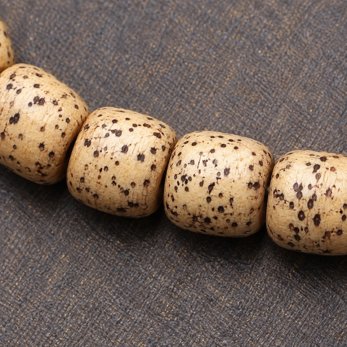 EverestArtstudios Xingyue Bodhi 108-Bead Mala with Thangka-Style Pendant and Sandalwood — surface detail