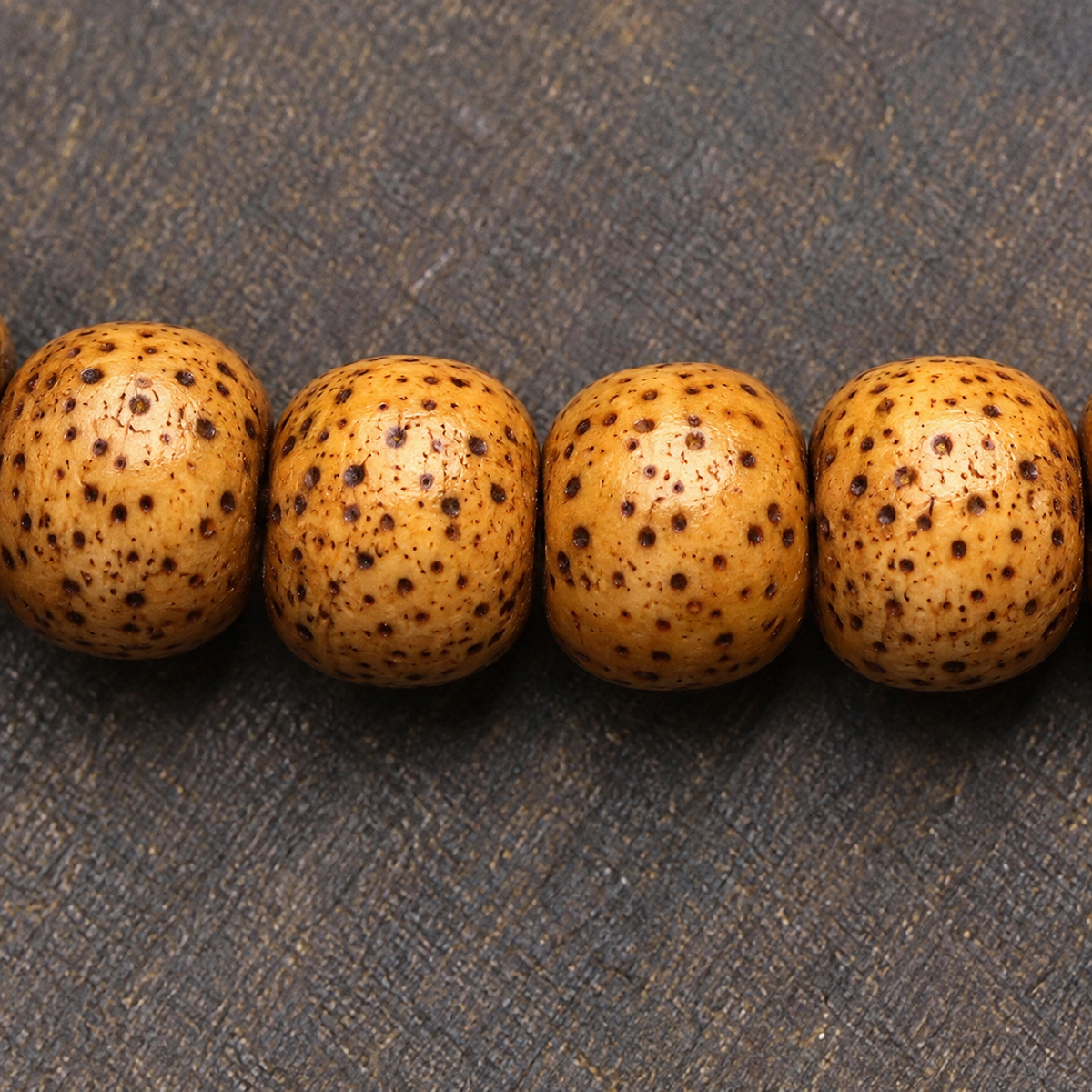EverestArtstudios Xingyue Bodhi 108-Bead Mala with Four-Sided Thangka-Style Pendant — surface detail