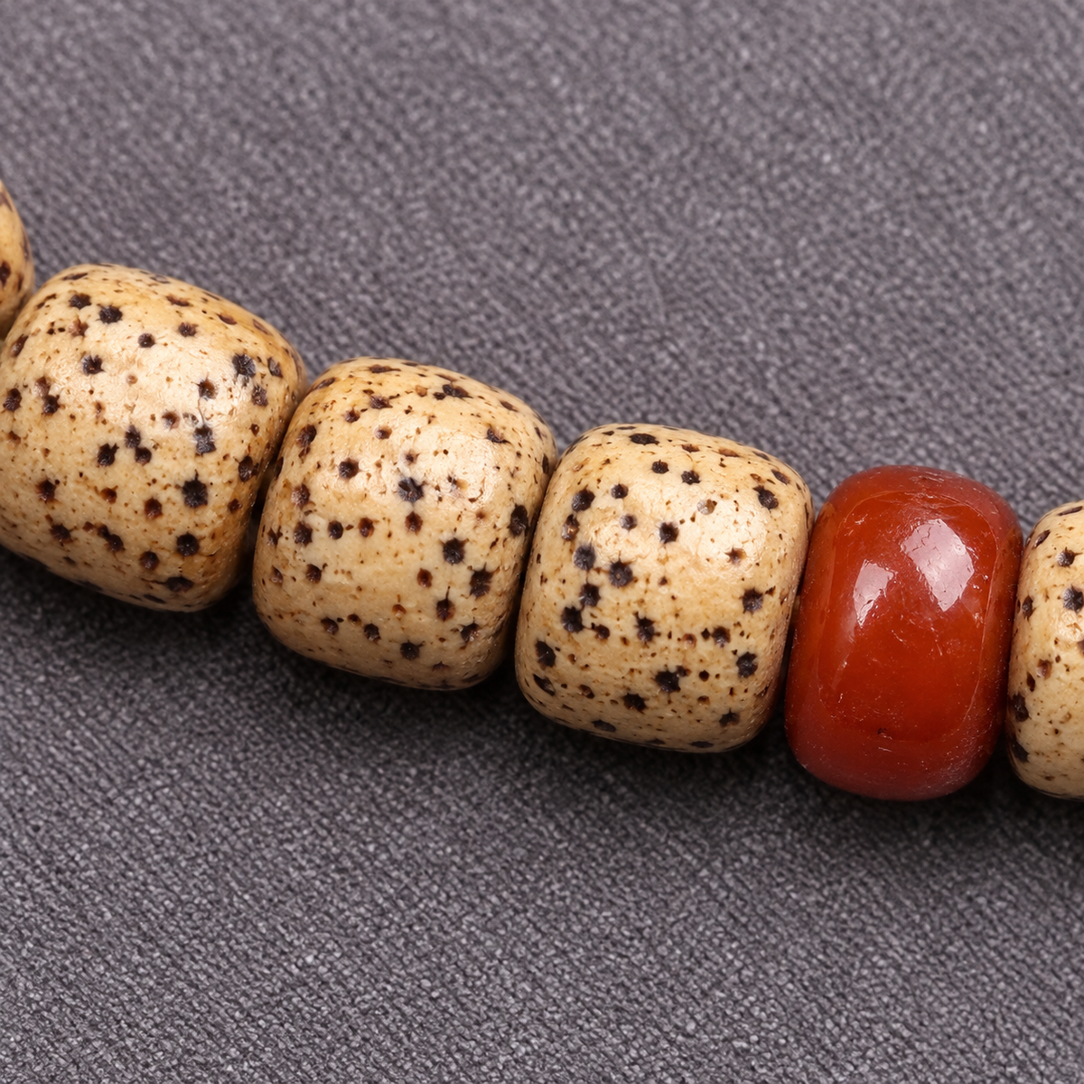 Xingyue Bodhi 108-bead mala — surface detail
