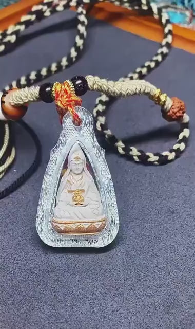 載入影片：Handpainted Guru Rinpoche Tsa Tsa, Tibetan Padmasambhava Clay Amulet, Incense Ash Gau Box Pendant, Miniature Thangka Gift