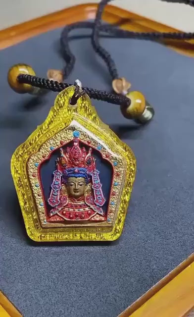 載入影片：Handpainted Jowo Rinpoche Tsa Tsa, Tibetan Buddha Sacred Medicine Clay Amulet, Mineral Pigment Gau Box Pendant, Miniature Thangka Gift