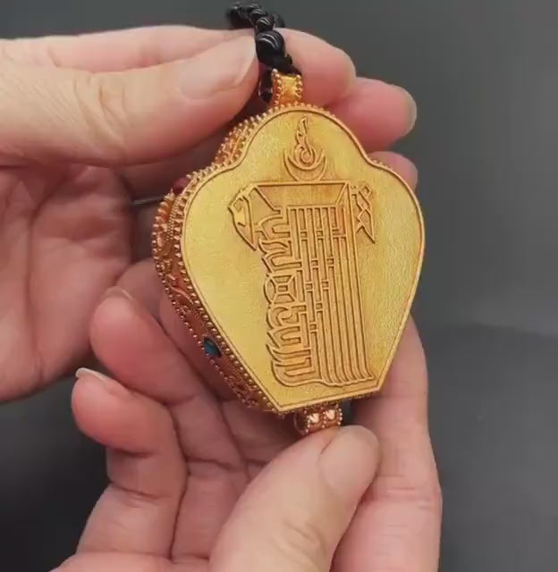 加载视频：Tibetan Ghau Prayer Box Necklace | Buddhist Amulet Pendant | Handmade Brass Ghau Locket