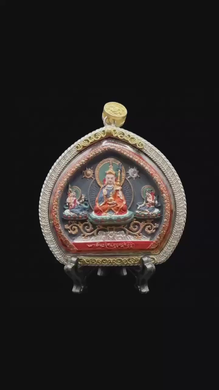 加载视频：Tibetan Padmasambhava Thangka Ghau Box Necklace Hand-Painted Mineral Pigment Tsa Tsa Amulet Pendant Protective Buddhist Talisman