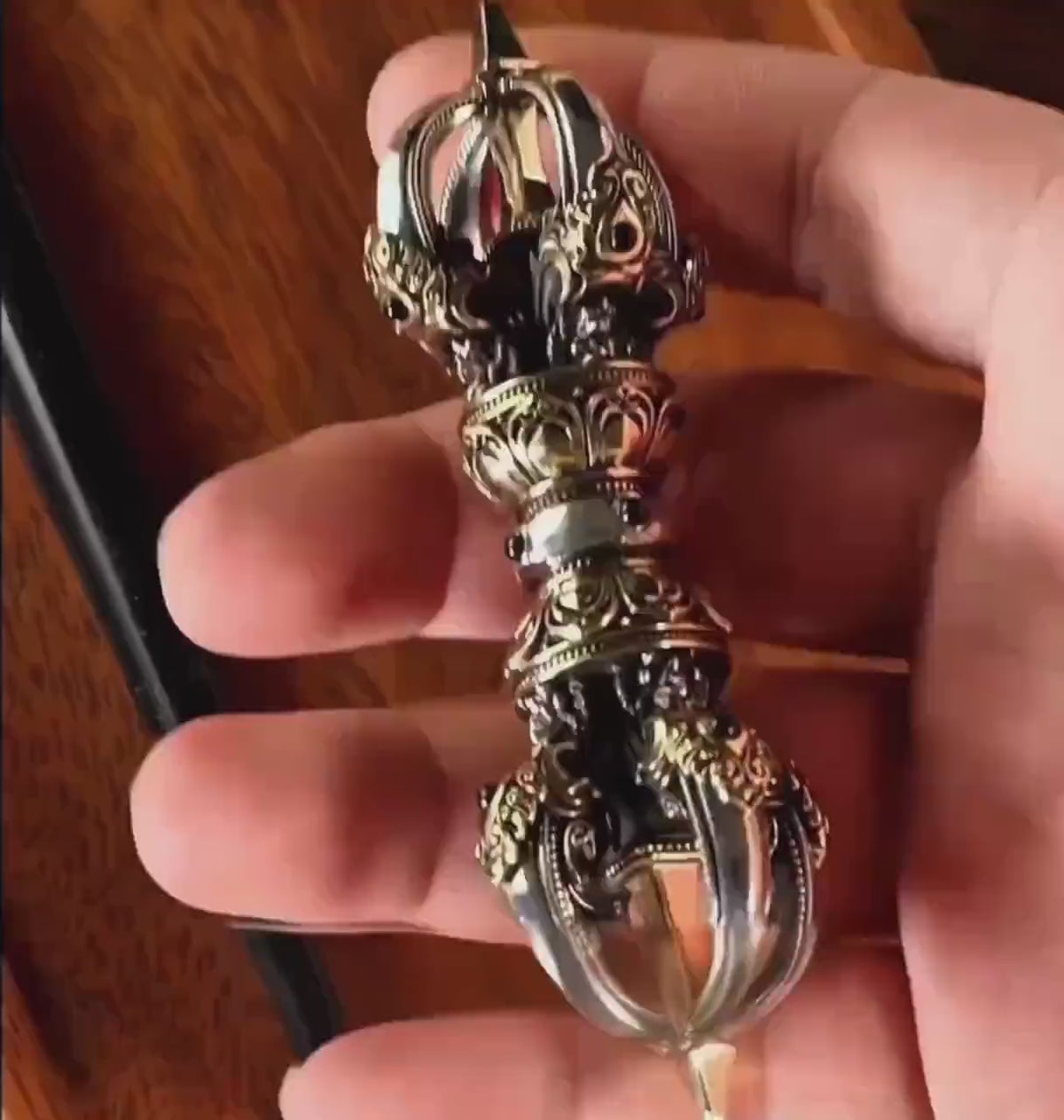 加载视频：Handcrafted Vajra Nepalese Dorje Brass Handmade Tibetan Style gift Tibetan Sacred Buddhist Ritual