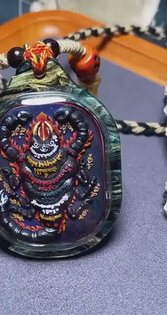 加载视频：Handpainted Guru Rinpoche Scorpion Tsa Tsa Pendant, Mineral Pigment Miniature Thangka, Tibetan Sacred Clay Amulet, Buddhist Protection