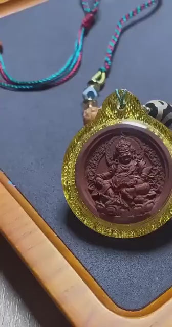 載入影片：Handpainted Yellow Dzambhala Tsa Tsa, Tibetan God of Wealth Amulet, Sacred Medicine Clay Gau Box Pendant, Miniature Thangka Necklace Gift