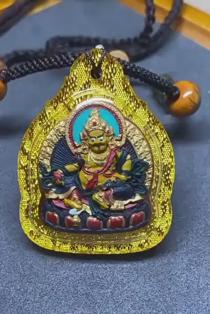 載入影片：Hand-Painted Yellow Jambhala Thangka Pendant, Mineral Pigments Tibetan Buddhist Tsa Tsa Necklace, Spiritual Protection Amulet, Zen Jewelry