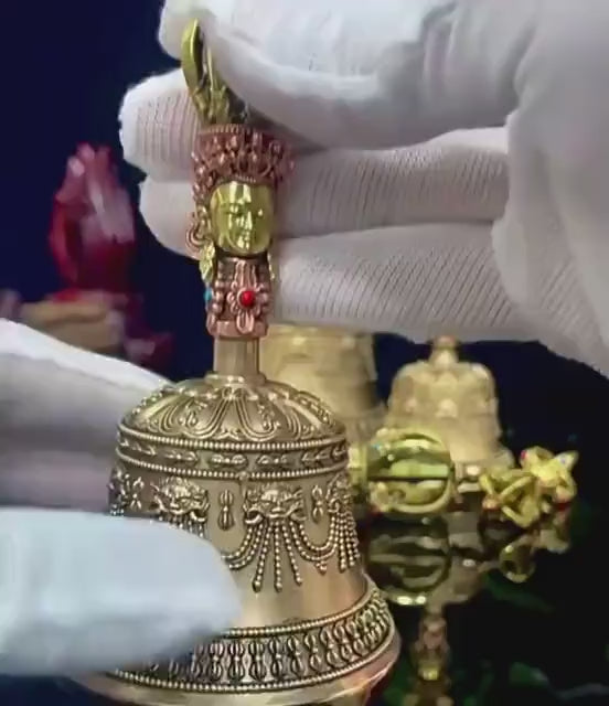 加载视频：Handcrafted Brass Tibetan Bell &amp; Dorje Set: Buddhist Meditation Decor