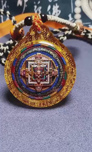 載入影片：Handpainted Kalachakra Mandala Tibetan Tsatsa Pendant, Mineral Pigment Thangka Necklace, Medicinal Clay Buddhist Amulet,Spiritual Protection