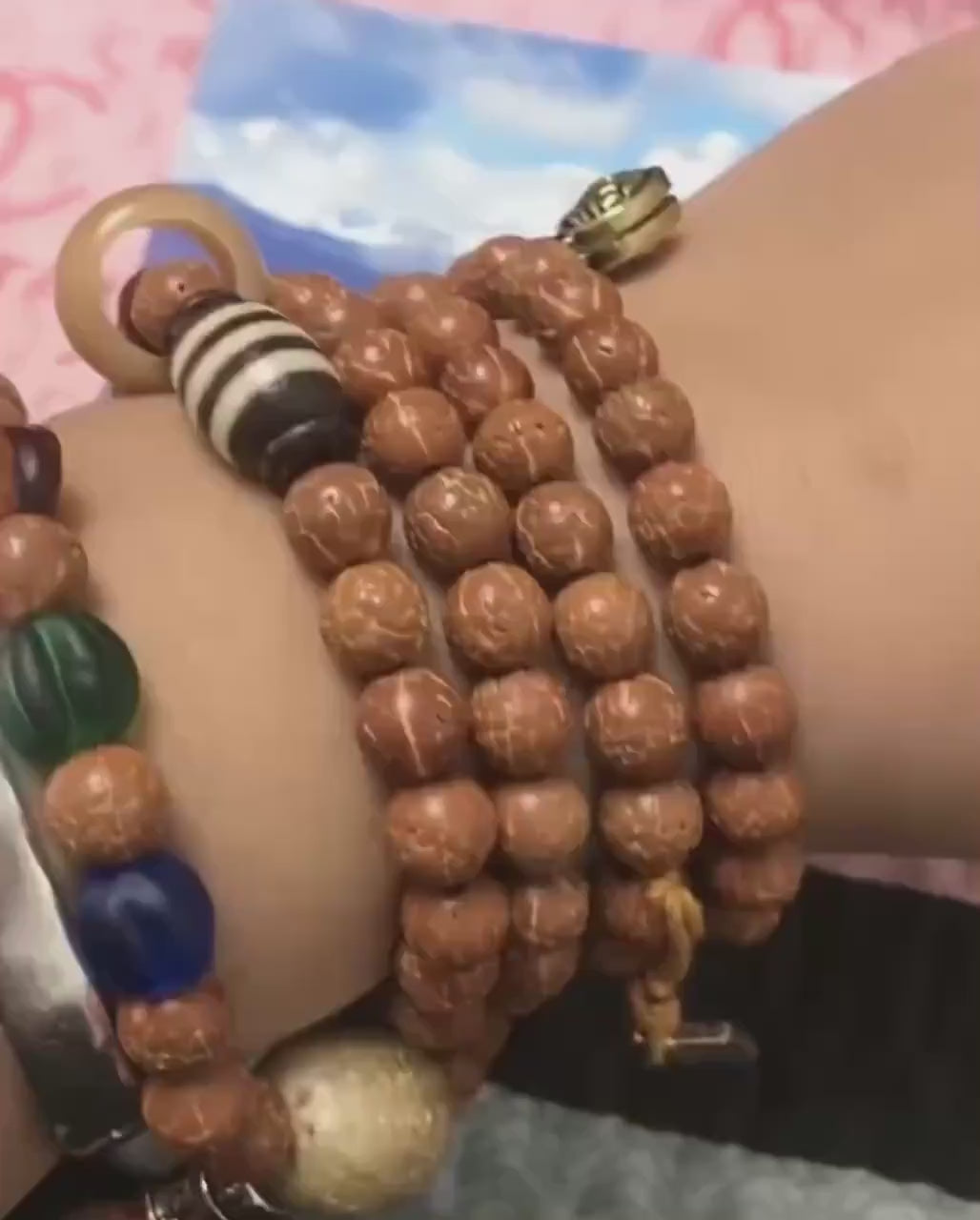 加载视频：Handcrafted Bodhi Seed Tibetan Mala: Meditation Necklace Bracelet
