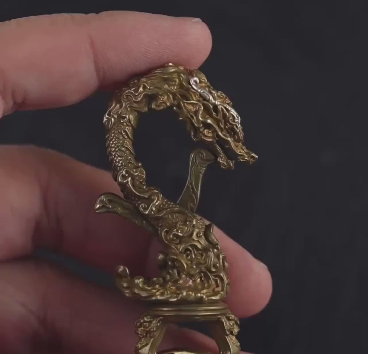 加载视频：Handcrafted Tibetan Copper Dragon Keychain: Good Fortune Figurine