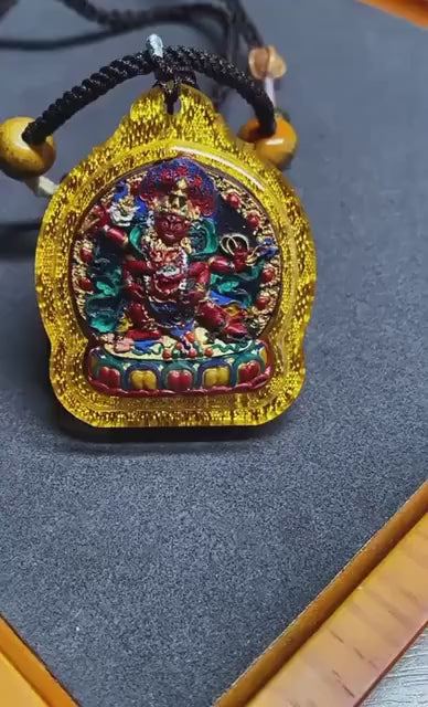 加载视频：Handpainted Red Jambhala Tsa Tsa, Tibetan Wealth Deity Clay Amulet, Mineral Pigment Gau Box Pendant, Miniature Thangka Gift