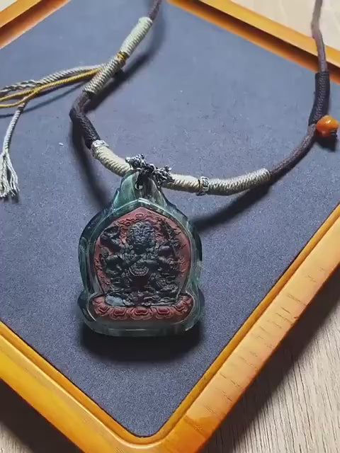 加载视频：Tibetan Mahakala Tsa-Tsa Pendant, Hand-Painted 6-Arm Daheitian Buddhist Amulet, Gau Box Necklace with Amrita &amp; Five-Color Grains, Zen Gift