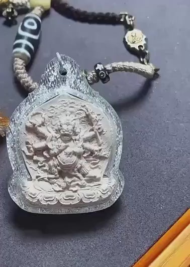 載入影片：Six Armed Mahakala Thangka Pendant, Tibetan Medicine Clay Tsa Tsa Necklace, Buddhist Amulet Gau Box, Six-Arm Daheitian Talisman Jewelry