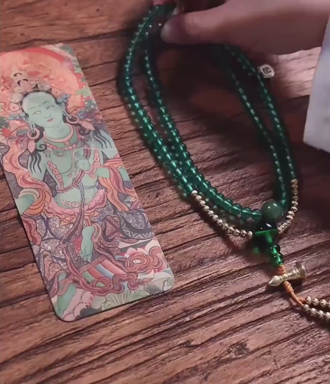 加载视频：Handcrafted Green Tara Glass Bead Mala, 108 Bead Buddhist Prayer Necklace for Meditation, Spiritual Healing