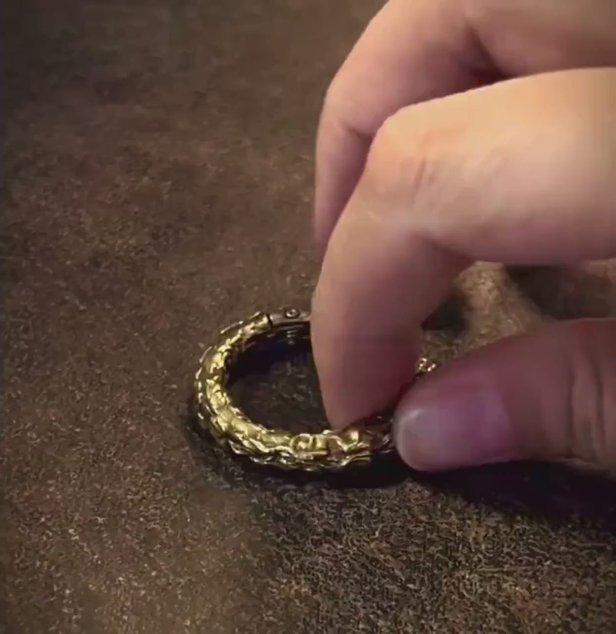載入影片：Handcrafted Brass Dragon Keychain: Tibetan Good Fortune Amulet