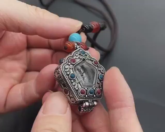 加载视频：Tibetan Ghau Prayer Box Necklace | Buddhist Amulet Pendant | Handmade Brass Ghau Locket