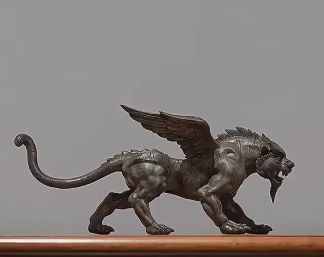 加载视频：Vintage Bronze Winged Tiger Statue, Bi'an Mythical Beast Figurine, Feng Shui Tiger with WingsSculpture, Home Office Decor, Wealth Power Gift