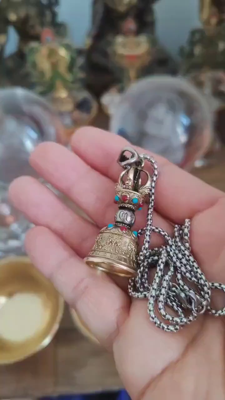 載入影片：Handcrafted Brass Vajra Bell Pendant: Nepalese Tibetan Amulet